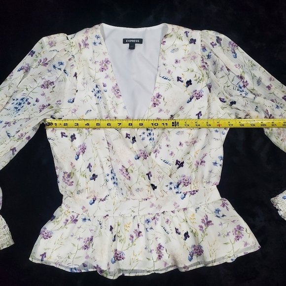 Express Floral V-Neck Blouse - Picture 7 of 9